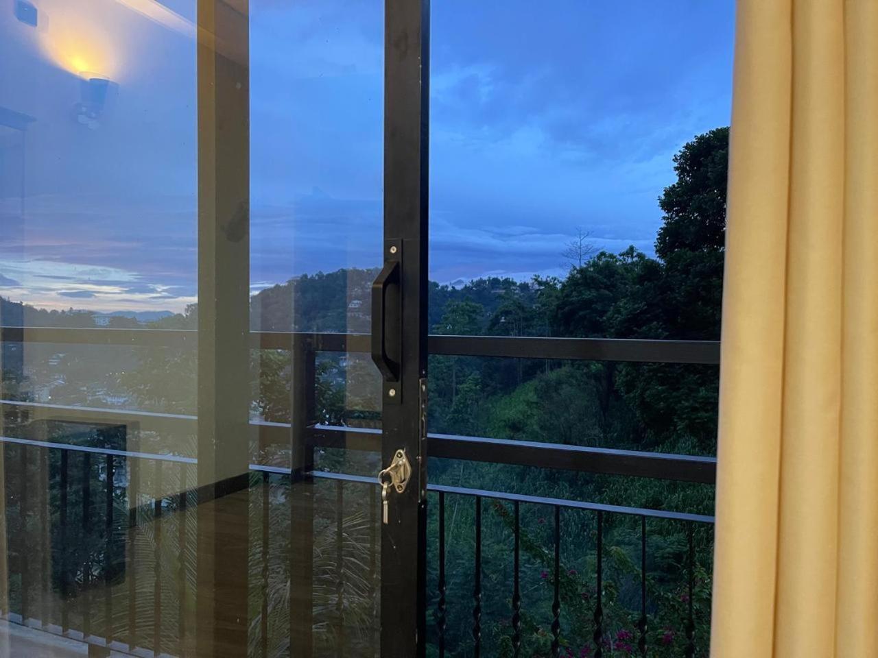 Lush Breeze Hotel Kandy Exterior photo